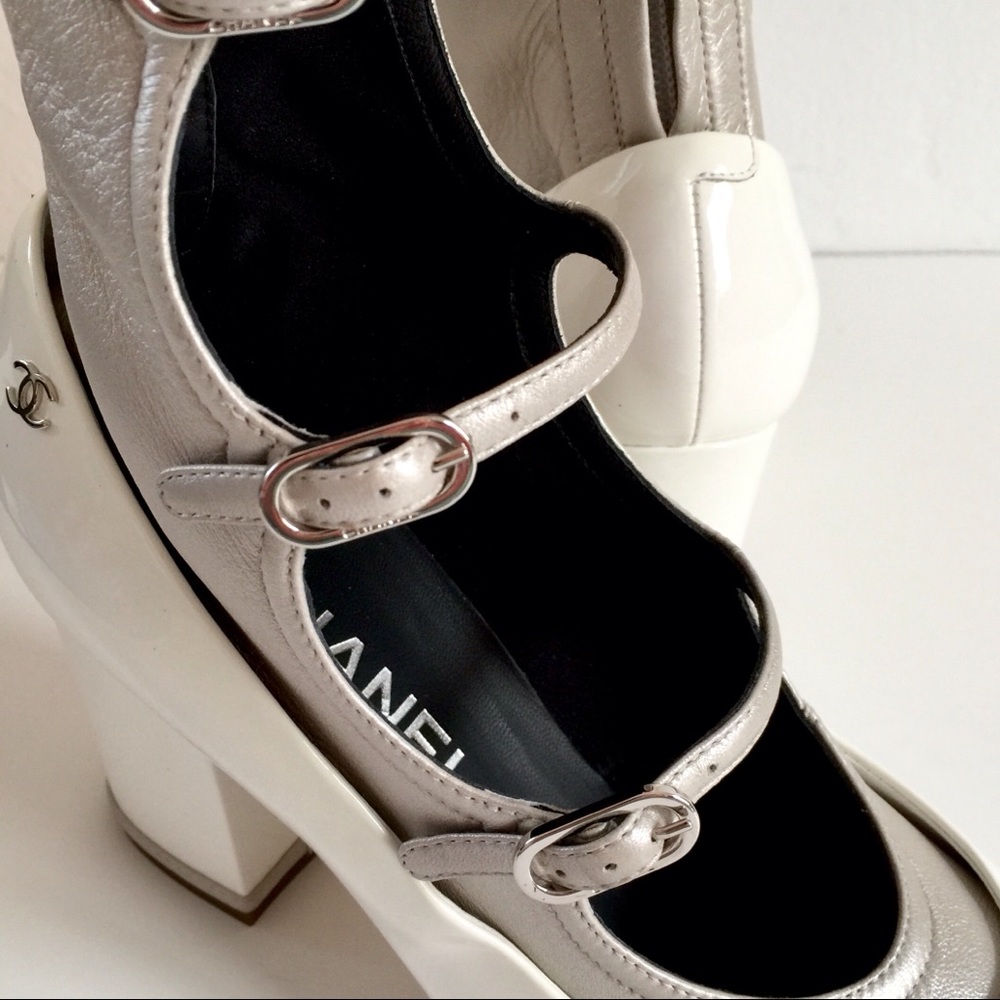 RARE NWT CHANEL WHITE PATENT PUMP WITH LAMBSKIN GLADIATOR INSET - Picture 2 of 13